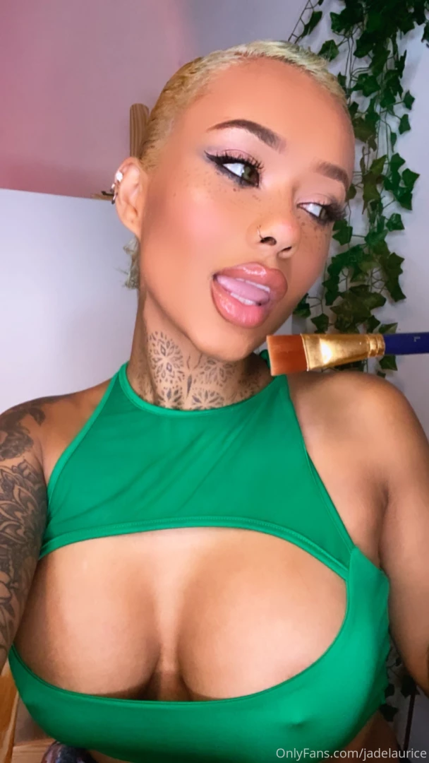 Join me at 9pm tonight on live to watch me paint the beauty of a women 