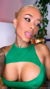 Join me at 9pm tonight on live to watch me paint the beauty of a women