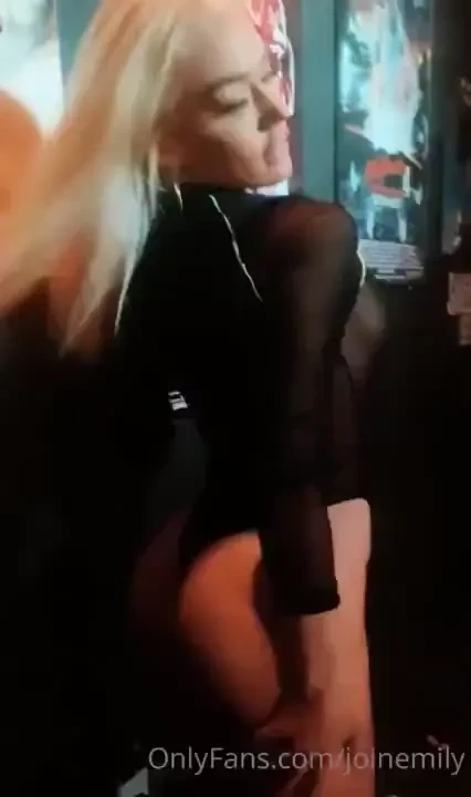 Who loves blonde freaky girls 