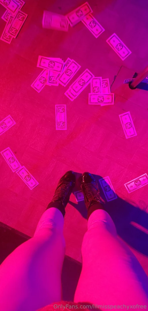 Can you make it rain on me http onlyfans com lilmisspeachyxox 