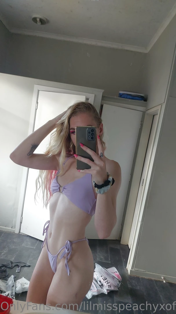 The mirror selfie queen 