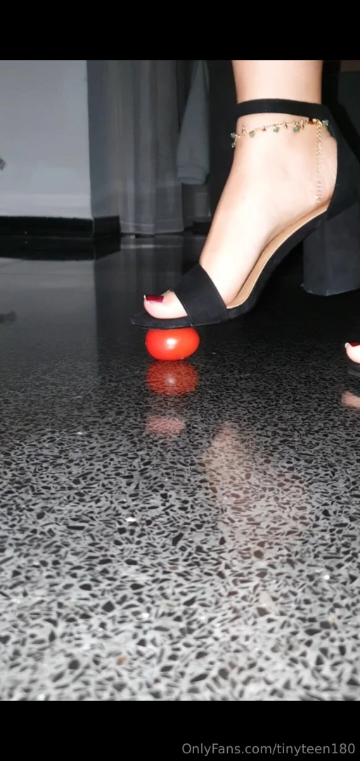 Schiaccio con gusto e devasto con i tacchi cibo e oggetti da brava 