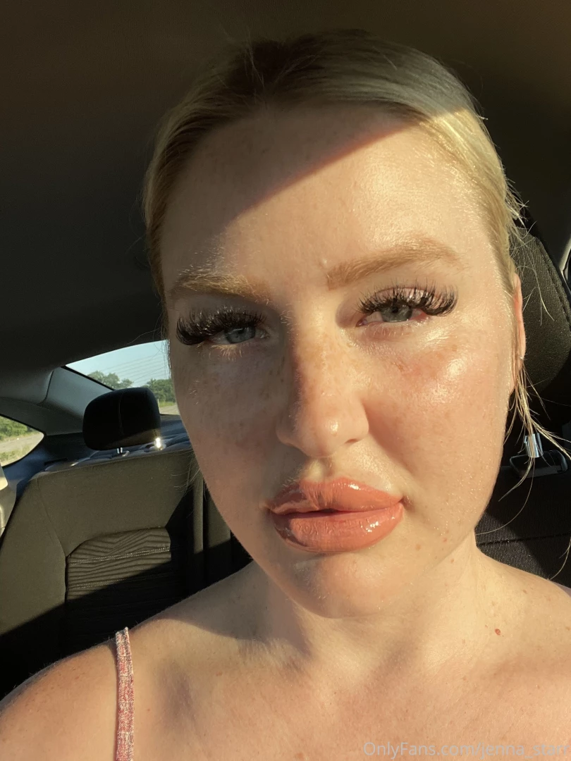 Got my lips all plumped and juicy for you wanna kiss 