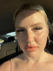 Got my lips all plumped and juicy for you wanna kiss