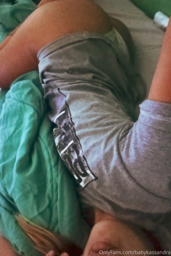 Cero ganas de salir de mi cama hoy alguien quiere venir a acompa arme 