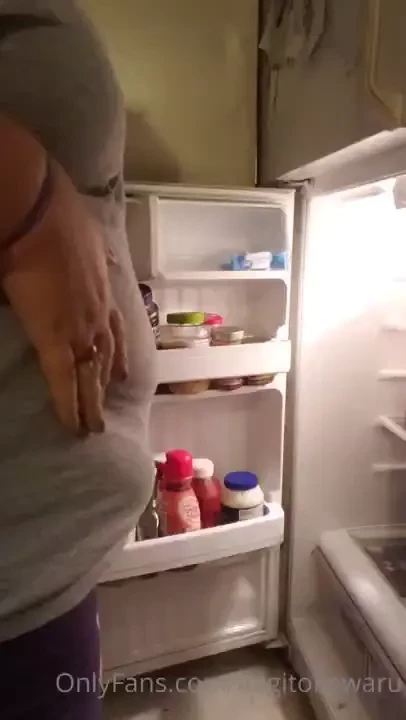 A horny high feedee waddles over to the fridge in the middle of that 