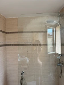 La casa piena di scatoloni ma i selfie in bagno non mancano mai - the part 3