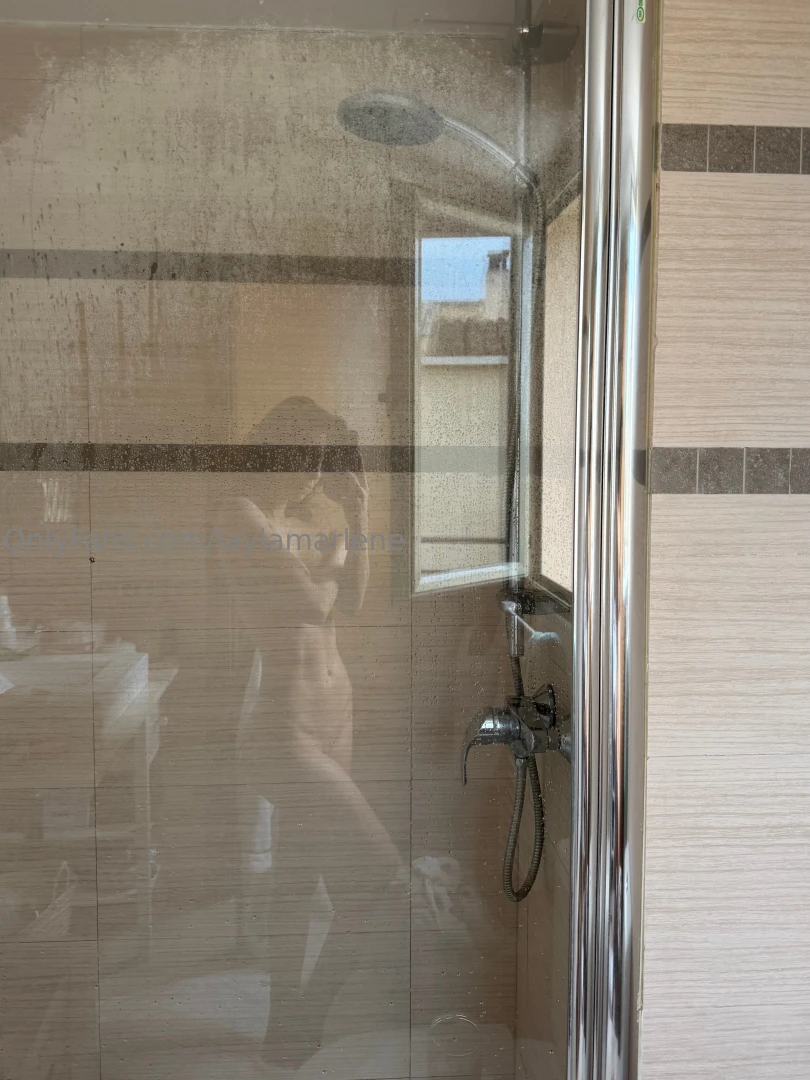 La casa piena di scatoloni ma i selfie in bagno non mancano mai - the part 2 