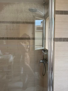 La casa piena di scatoloni ma i selfie in bagno non mancano mai - the part 2