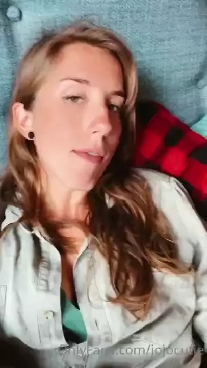 Jojo eats a snack in her bed and panties sexyyyy jojo 