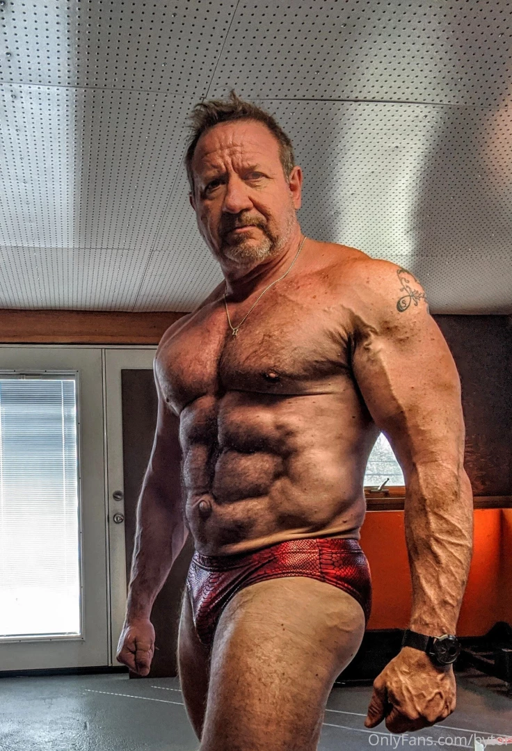 Chest and shoulder day down 3 lbs this week detail coming in for the part 2 