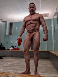 What are you looking at lol what would your reaction be off you saw me