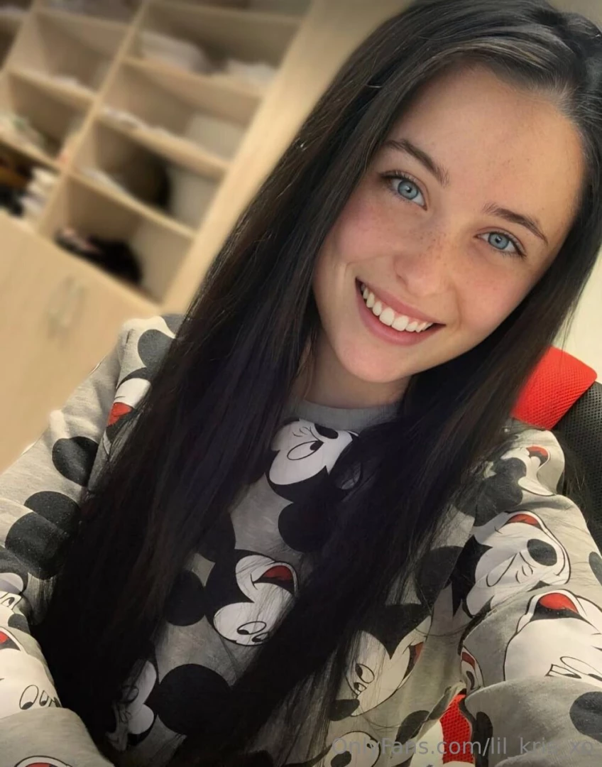 Free now this cutie is online and horny lindseyxheartx show her some part 27 