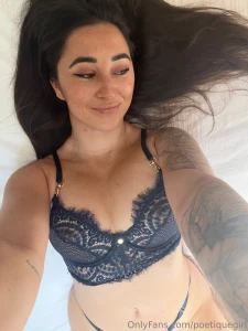 Je me sens un peu seule l tu veux pas te joindre moi