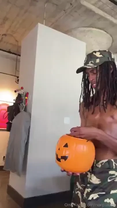 This nigga stole all my halloween candy and left me with his snickers 