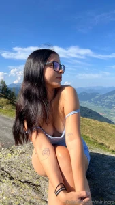 Der ausschnitt sitzt tief