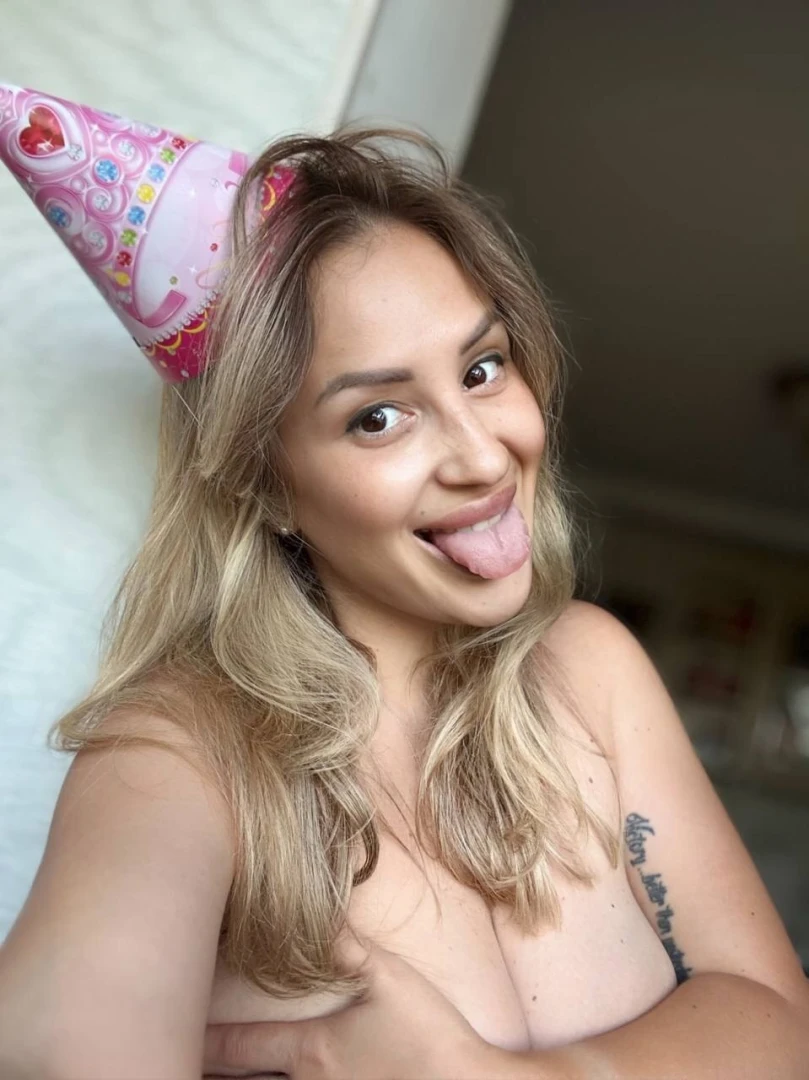 Today s my birthday thanks to all my amazing friends here thank you 