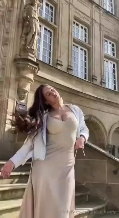 I love when my hair flutters in the wind and my breasts dance in time 