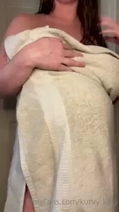 New preggo towel drop video watch me bounce right out of this towel