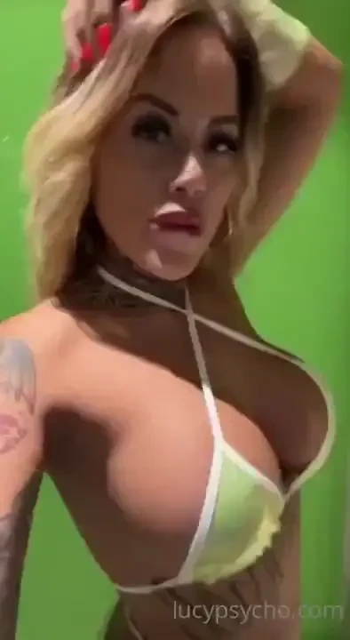 Ti lascio questo video speciale in cui sono arrapata mi filmo mentre 
