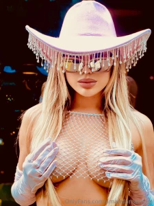 Cowgirlll but where s my cowboy