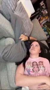 Cuando est s mirando tele y te interrumpen la pel cula porque se