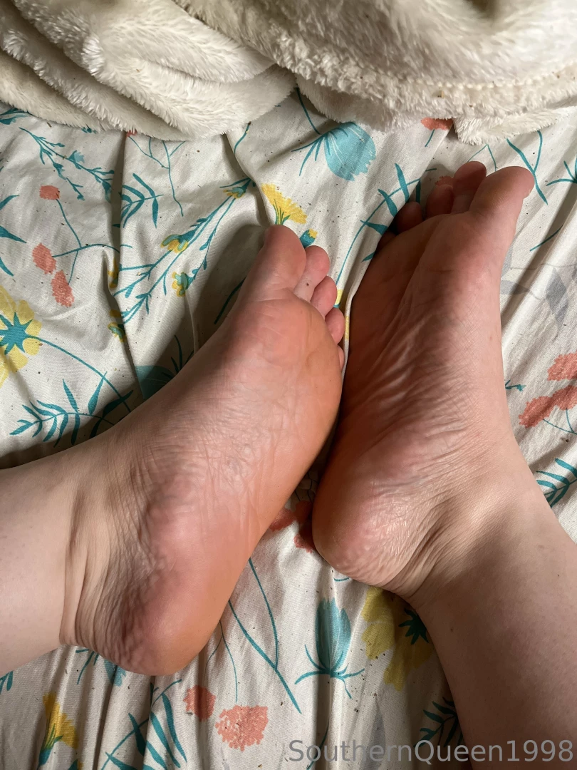 Sexy little feet 