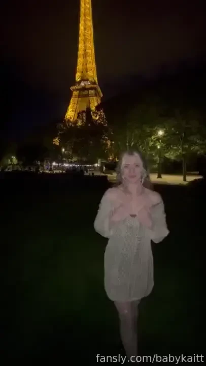 Flashing in front of the eiffel tower 