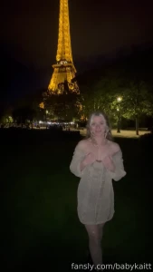 Flashing in front of the eiffel tower