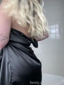 518499110051917824 - Want to join me in the shower over ten minutes of soapy sexy fun 