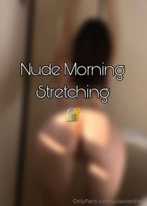 Stretching nuda appena sveglia completamente nuda schiacciata contro