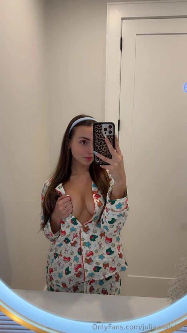 Merry christmas eve babes i have an early gift coming to your dms 