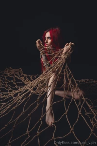 Erika si lascia avvolgere da un intreccio di corde e desiderio in