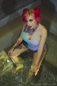 Sensuale provocante e diretto l atmosfera costruita attraverso luci