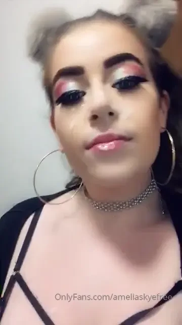 Who wants me give me a nice facial like this 