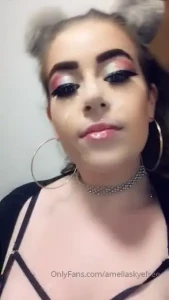 Who wants me give me a nice facial like this