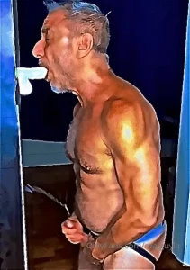 Suckin that dildo til i cum