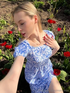 I am the most beautiful flower here isn t it