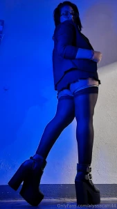 I m a hairy pussy queen and if you behave i ll let you smell my wet