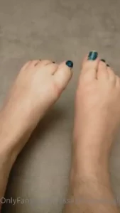 En cette fin de mois quelques photos de mes pieds pour les f tichistes