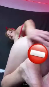 I love to play with my feet and huge ass even more if i can cum and