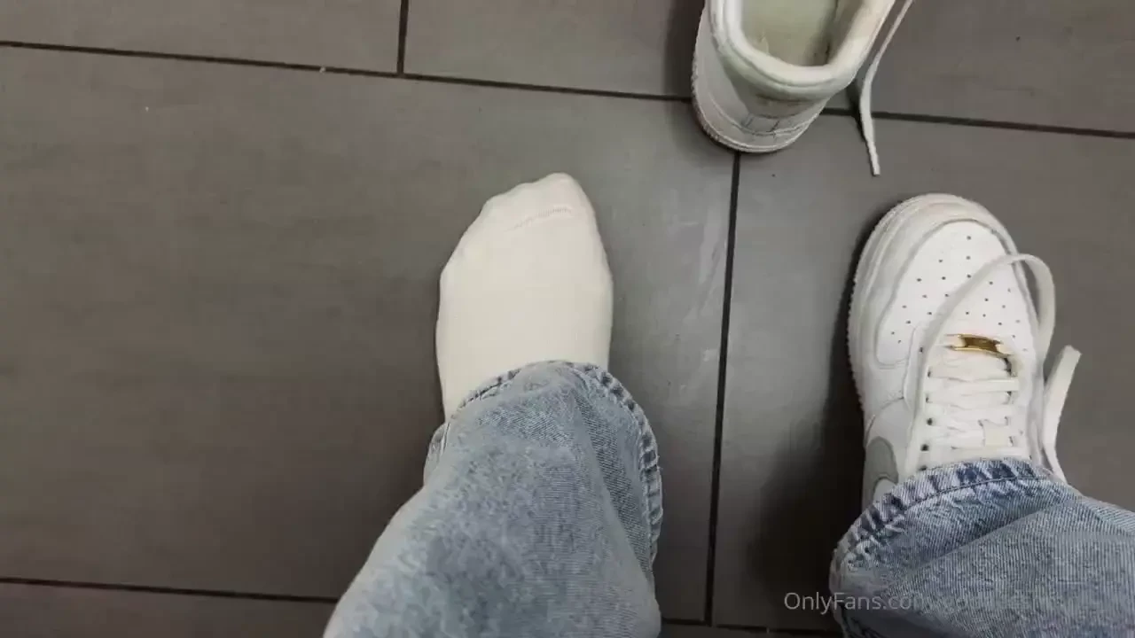 Selbst durch den dicken stoff meiner crewsocks dringt der feuchte 