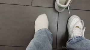 Selbst durch den dicken stoff meiner crewsocks dringt der feuchte