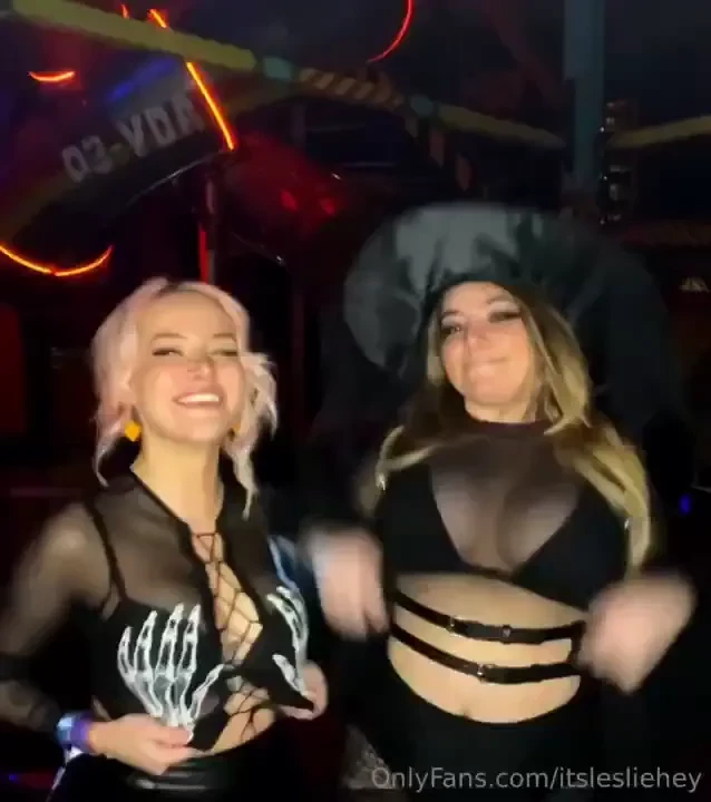 Peek-a-boob from twitchcon with curvyllama 