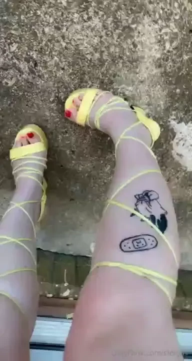 Red toes yellow high heels 