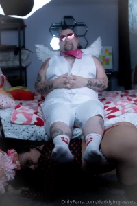 Santa hyped up how great of a foot rest brunette_cutie86 was cupid part 1