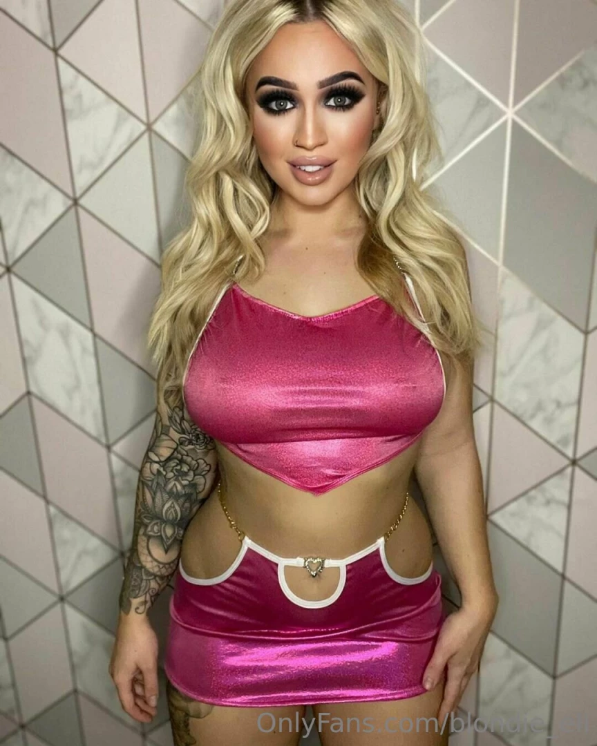 Flirty and thriving how s your day going follow my vip page for a 