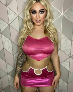 Flirty and thriving how s your day going follow my vip page for a