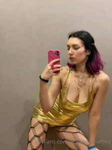 Wanna know what s hidden under my skirt