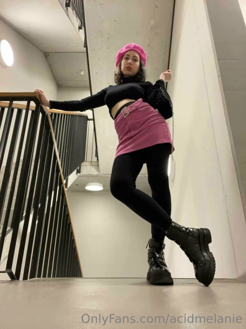 Undress me and eat with your eyes 